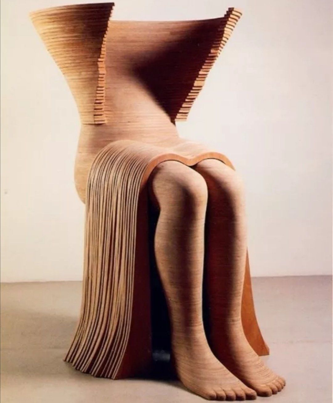 стулья с человеческими ногами