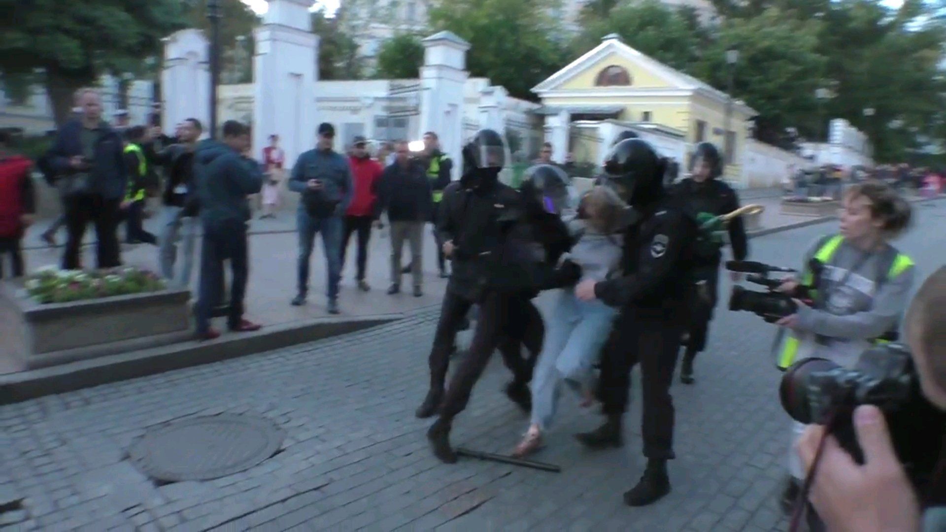 Митинг жен в москве. Полицейские на митинге бьют. Полицейский ударил девушку в живот.