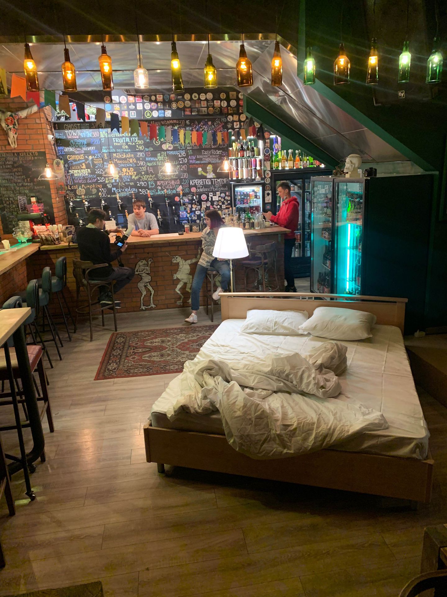 Кровать с баром